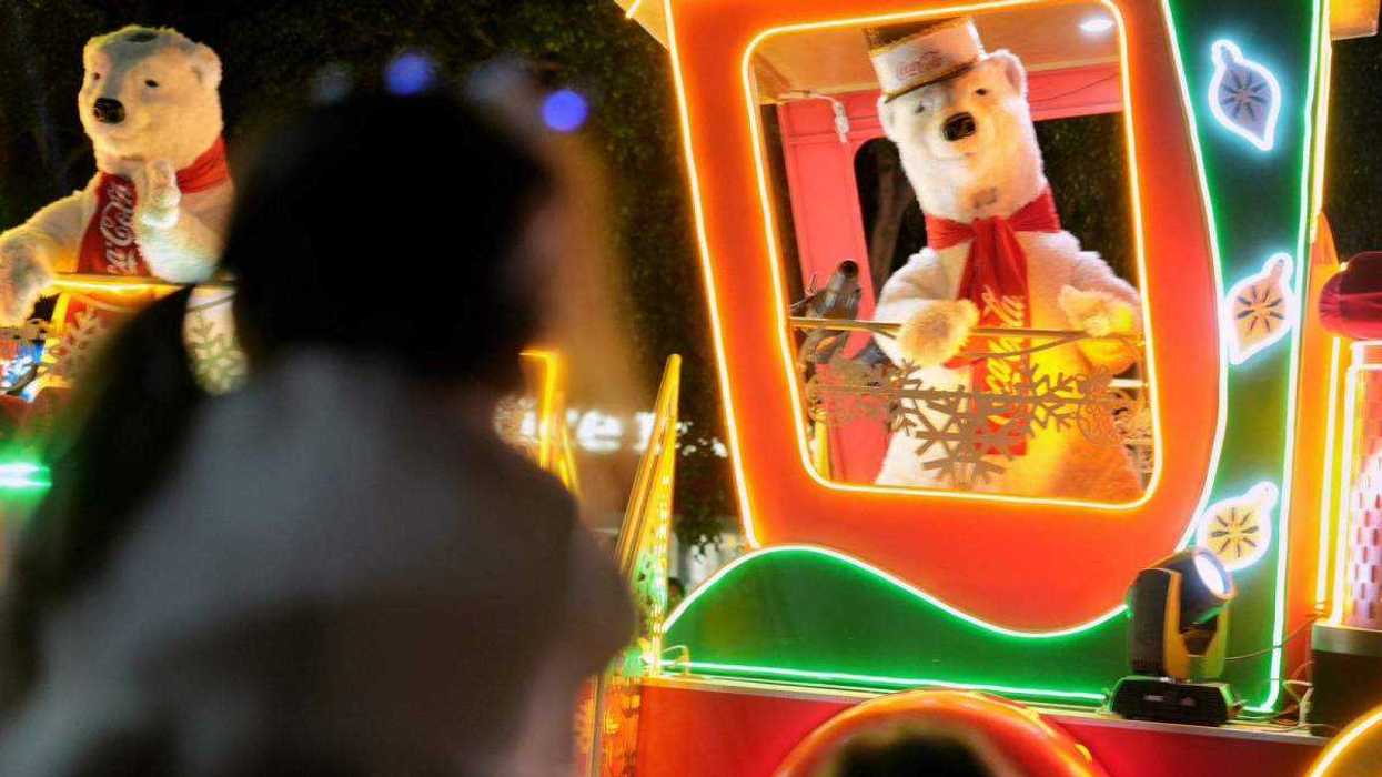 El Poder del Consumidor documentó que las Caravanas Navideñas violan sistemáticamente prohibiciones legales sobre publicidad infantil de productos con sellos de advertencia