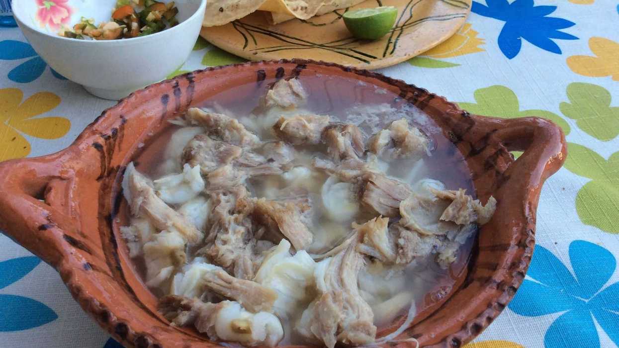 El pozole guerrerense blanco, verde o rojo es una tradición gastronómica y cultural que se deleita los jueves, sábados o en cualquier evento especial en el estado.