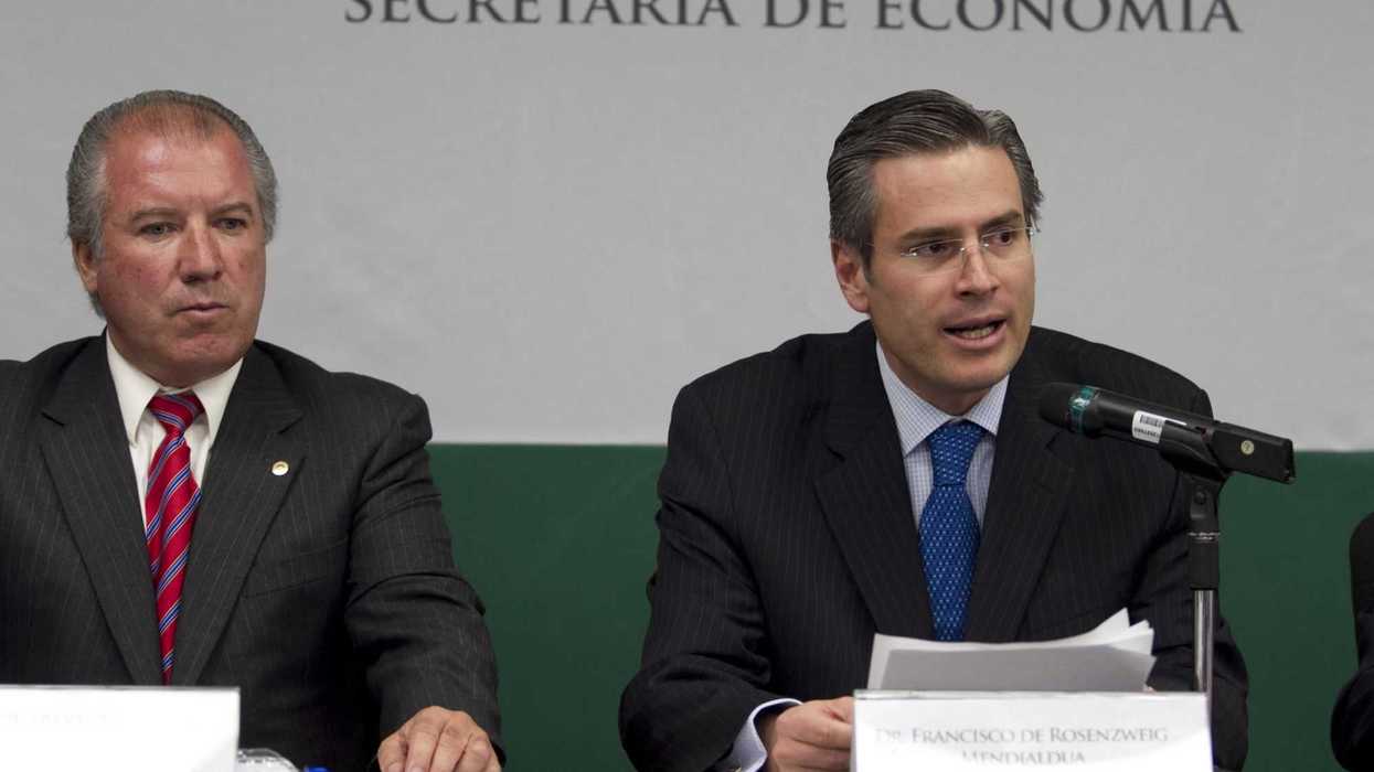 El presidente de la Cámara Nacional de la Industria del Tequila, Eduardo Orendian y el subsecretario de Comercio Exterior, Francisco de Rosenzweig. NOTIMEX