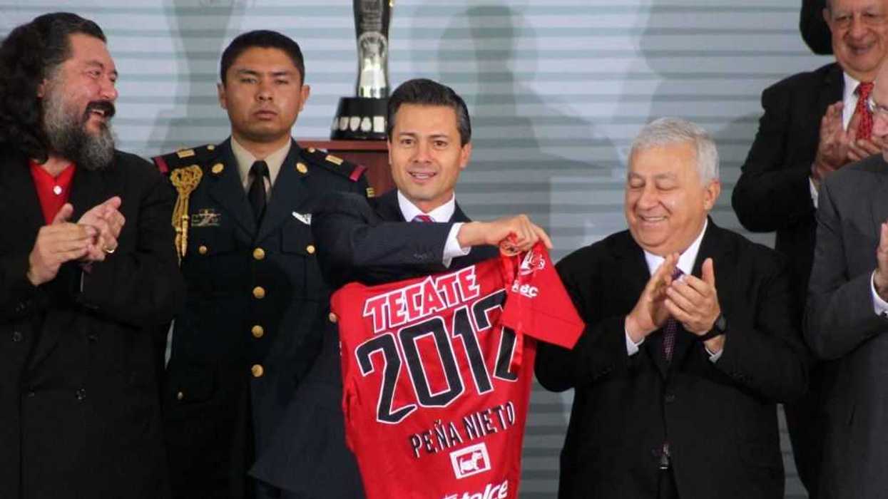 El presidente de México, Enrique Peña Nieto, recibió al equipo Xolos de Tijuana, campeón del Torneo de Apertura 2012 de la liga MX, en la residencia oficial de Los Pinos. NOTIMEX