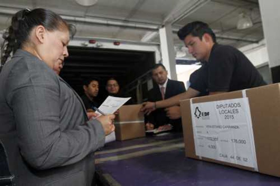 El presidente del Instituto Electoral del Distrito Federal (IEDF), Mario Velázquez, consejeros y representantes de partidos dieron el banderazo de salida para la distribución y entrega del material electoral que se usará en la jornada electoral del 7 de junio.NOTIMEX