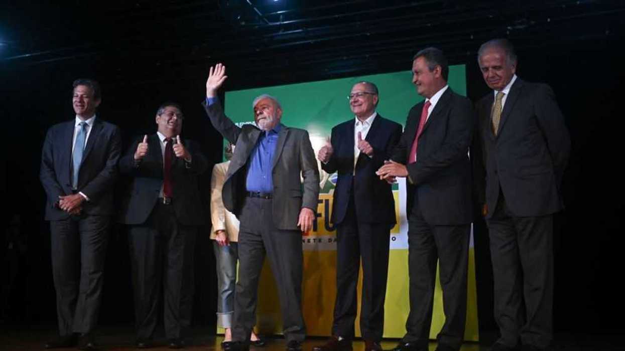 El presidente electo de Brasil, Luiz Inácio Lula da Silva, participa en una conferencia para anunciar los nombres de los nuevos ministros de su futuro gobierno hoy, en Brasilia (Brasil). EFE/Andre Borges.