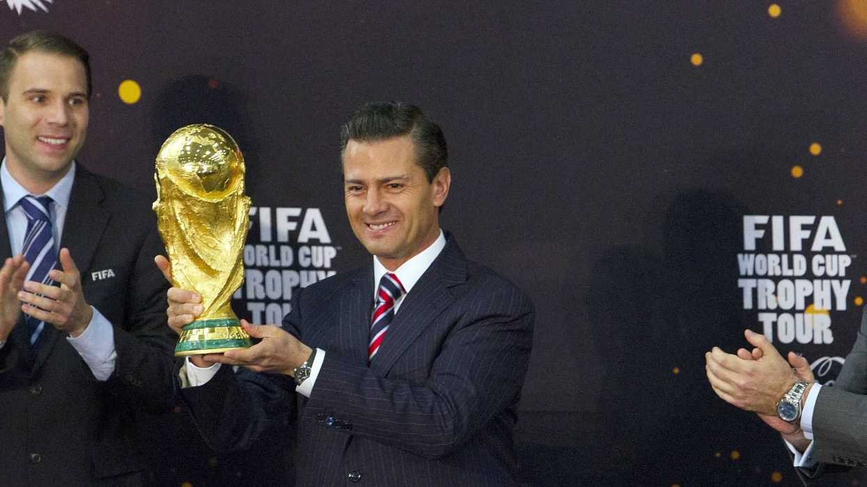 El presidente Enrique Peña Nieto, sostuvo la Copa del Mundo de Brasil 2014. NOTIMEX