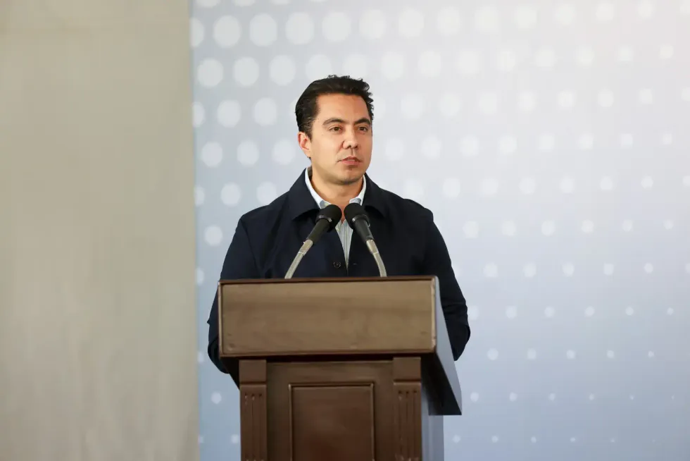 El presidente municipal de Quer\u00e9taro, Felipe Fernando Mac\u00edas Olvera, informa sobre las medidas de movilidad por las obras del Tren M\u00e9xico-Quer\u00e9taro en Bernardo Quintana.