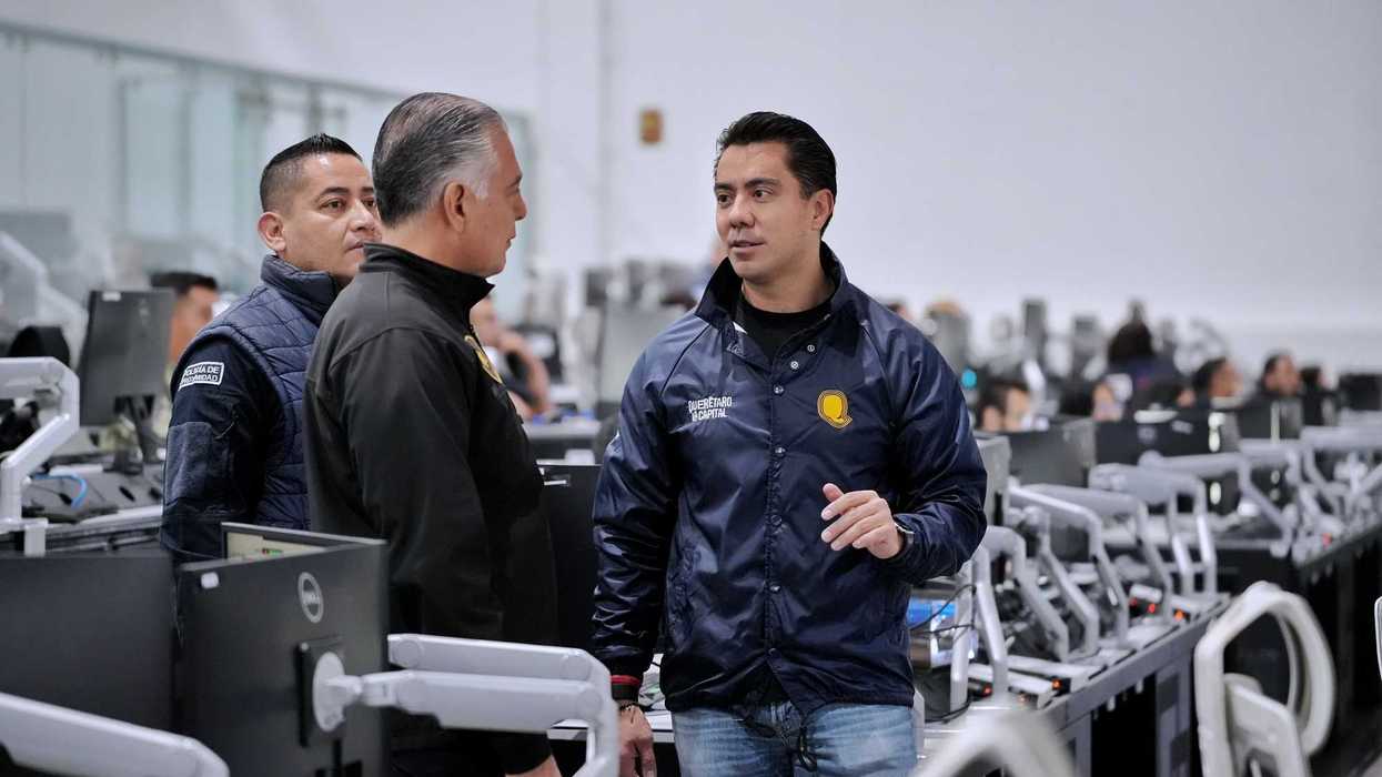 El presidente municipal de Querétaro habla con personal de seguridad durante un recorrido por el CAE 911.