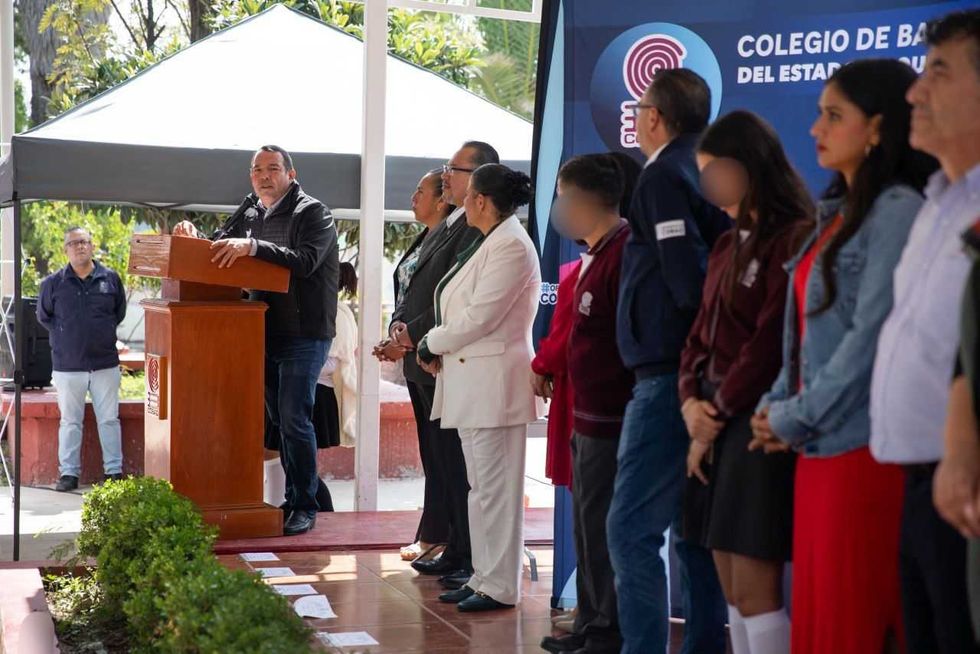 El presidente municipal de San Juan del R\u00edo, Roberto Cabrera Valencia, habla en el podio durante la ceremonia de arranque del Bachillerato Incluyente en el plantel 10 del COBAQ.