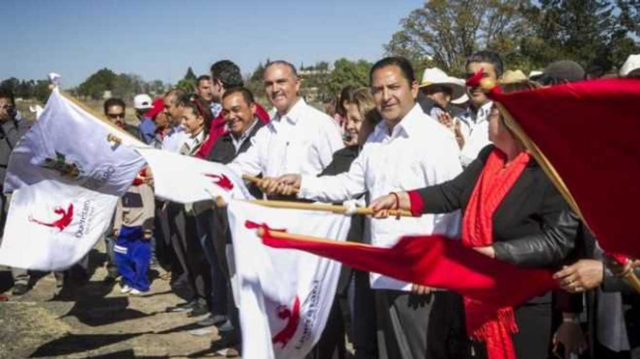 El Presidente Municipal de San Juan del Río, Fabián Pineda Morales, asistió al inicio de la Rehabilitación de la Carretera Estatal 300 San Juan del Río-Amealco, ceremonia encabezada por el Gobernador del Estado, José Calzada Rovirosa.