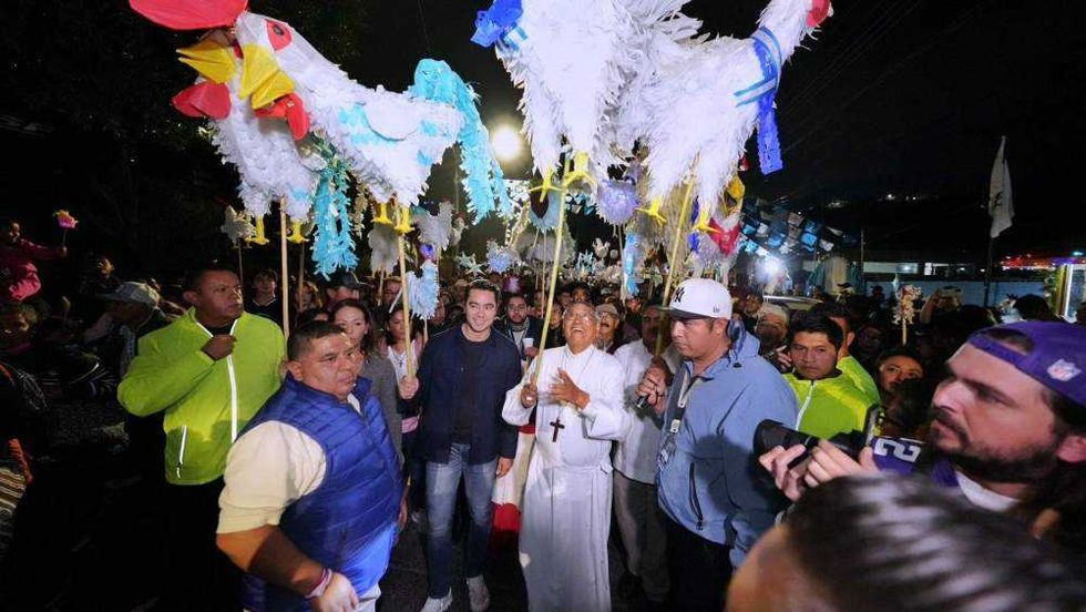 El presidente municipal encabezó el recorrido del Gallo por los barrios de Villa Cayetano Rubio.
