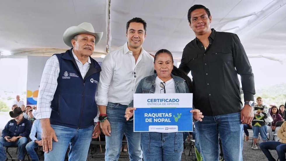 El presidente municipal Felifer Mac\u00edas entrega costales de semilla a productores agr\u00edcolas de Quer\u00e9taro.