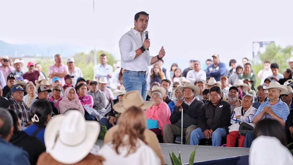 El presidente municipal Felifer Mac\u00edas entrega costales de semilla a productores agr\u00edcolas de Quer\u00e9taro.