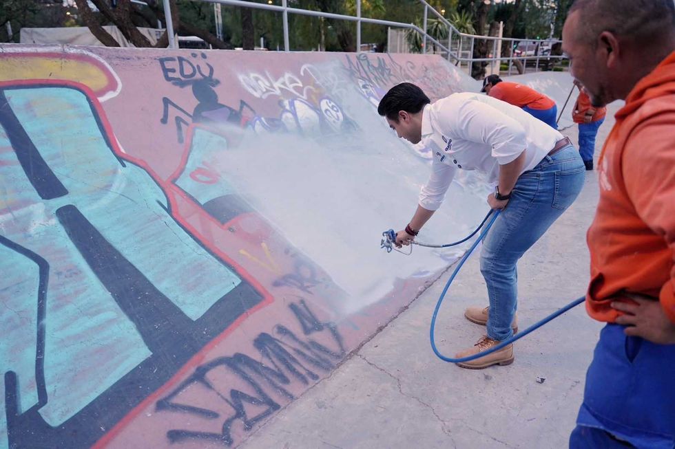 El presidente municipal Felifer Mac\u00edas supervisa acciones de borrado de graffiti en una zona urbana del municipio de Quer\u00e9taro.