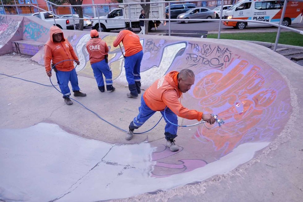 El presidente municipal Felifer Mac\u00edas supervisa acciones de borrado de graffiti en una zona urbana del municipio de Quer\u00e9taro.