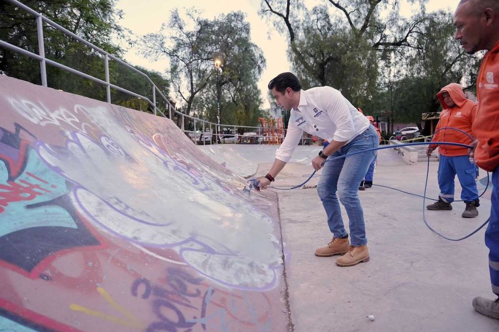 El presidente municipal Felifer Mac\u00edas supervisa acciones de borrado de graffiti en una zona urbana del municipio de Quer\u00e9taro.