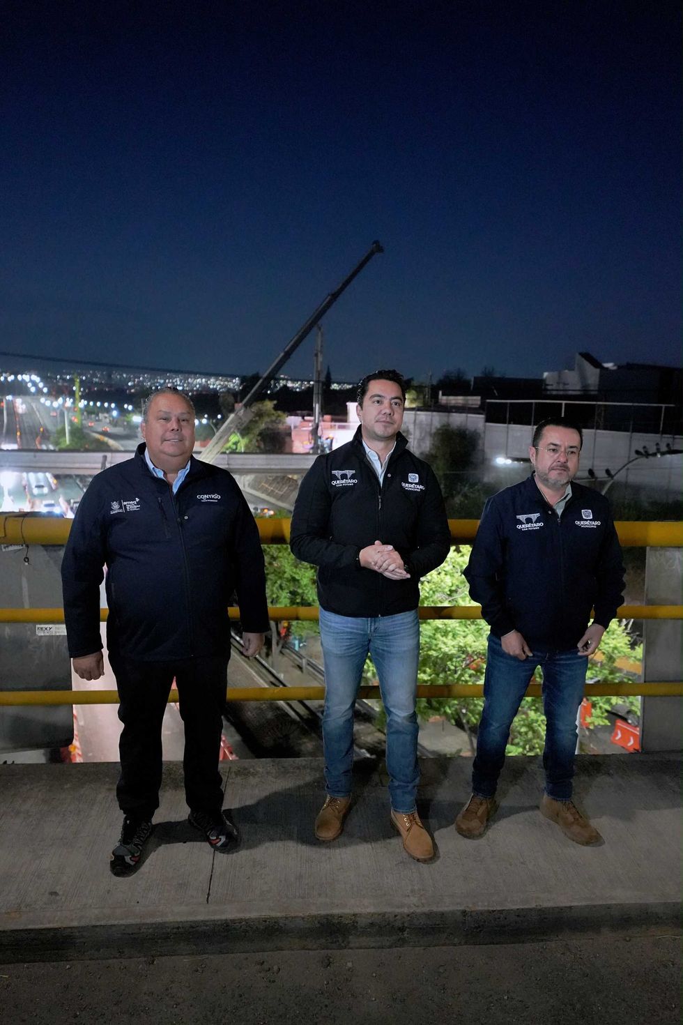 El presidente municipal Felifer Mac\u00edas y funcionarios en el puente de Bernardo Quintana durante la supervisi\u00f3n nocturna del operativo vial por la obra del Tren M\u00e9xico-Quer\u00e9taro.