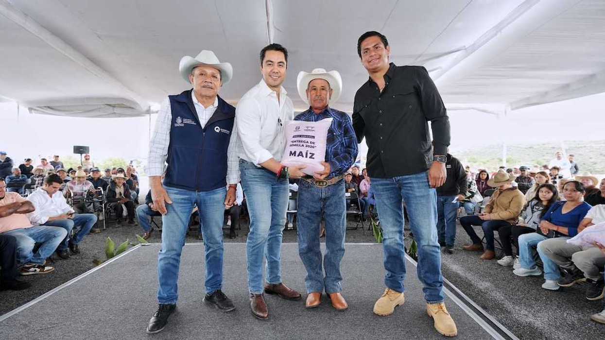 El presidente municipal Felifer Macías entrega costales de semilla a productores agrícolas de Querétaro.