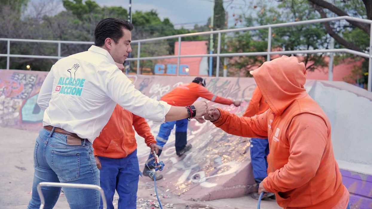 El presidente municipal Felifer Macías supervisa acciones de borrado de graffiti en una zona urbana del municipio de Querétaro.