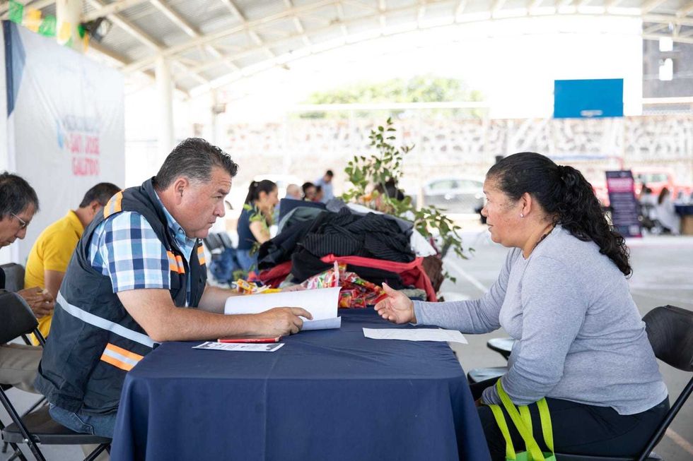 El presidente municipal Roberto Cabrera Valencia conversa con liderazgos vecinales de San Jos\u00e9 Galindo durante la edici\u00f3n 19 del programa Mi\u00e9rcoles.