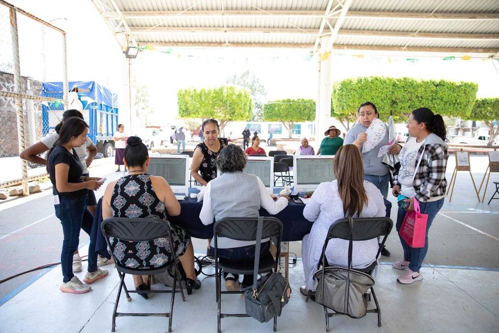 El presidente municipal Roberto Cabrera Valencia conversa con liderazgos vecinales de San Jos\u00e9 Galindo durante la edici\u00f3n 19 del programa Mi\u00e9rcoles.