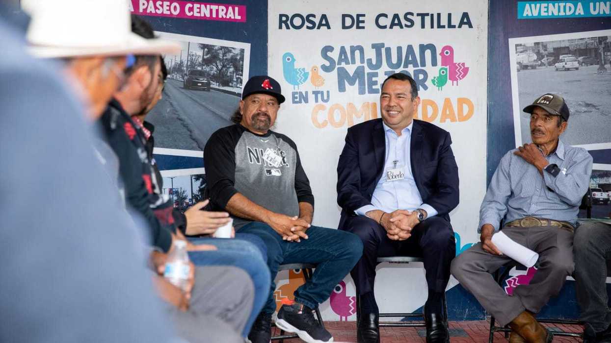 El presidente municipal Roberto Cabrera Valencia durante el encuentro con liderazgos de Rosa de Castilla en San Juan del Río