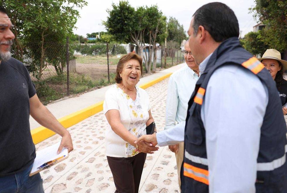 El presidente municipal Roberto Cabrera Valencia durante la supervisi\u00f3n de la rehabilitaci\u00f3n de la calle Rafael Ayala en el Centro de San Juan del R\u00edo