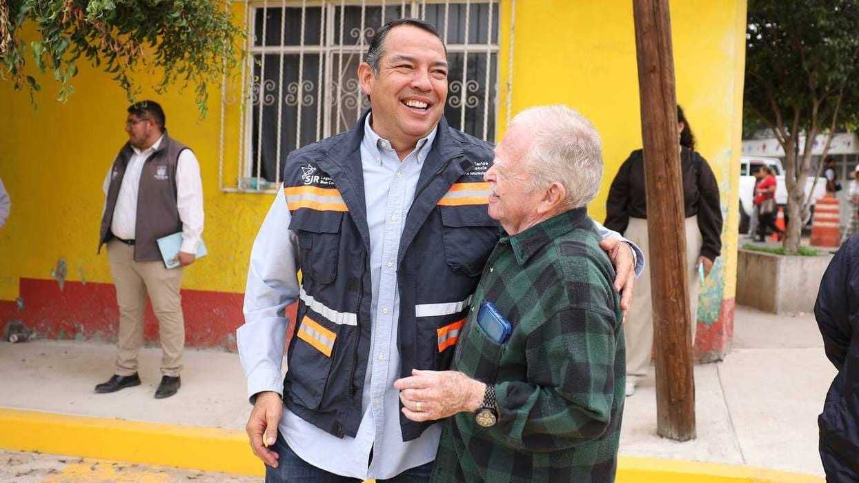 El presidente municipal Roberto Cabrera Valencia durante la supervisión de la rehabilitación de la calle Rafael Ayala en el Centro de San Juan del Río