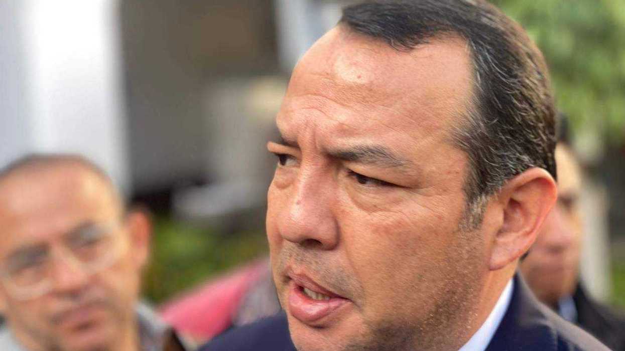 El presidente municipal Roberto Cabrera Valencia durante su pronunciamiento sobre la iniciativa contra el "crédito gota a gota" en San Juan del Río.