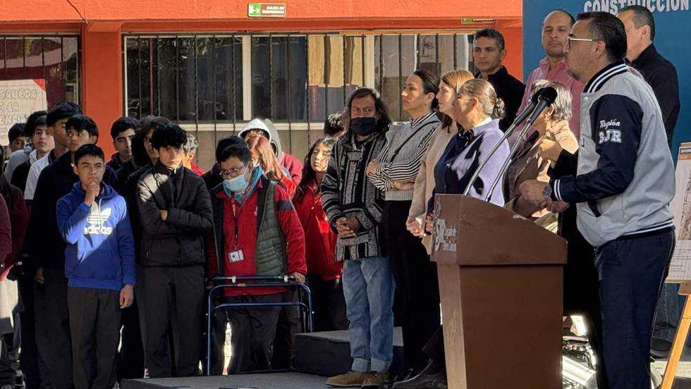 El presidente municipal Roberto Cabrera Valencia presidió el inicio de construcción de dos aulas que permitirán que estudiantes con discapacidades continúen su educación media superior sin desplazarse a otros municipios.