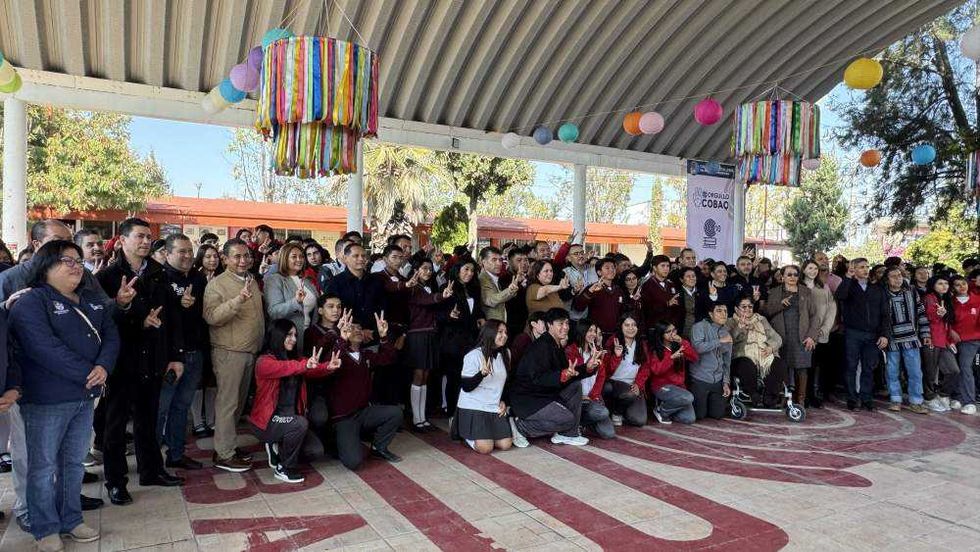 El presidente municipal Roberto Cabrera Valencia presidió el inicio de construcción de dos aulas que permitirán que estudiantes con discapacidades continúen su educación media superior sin desplazarse a otros municipios.