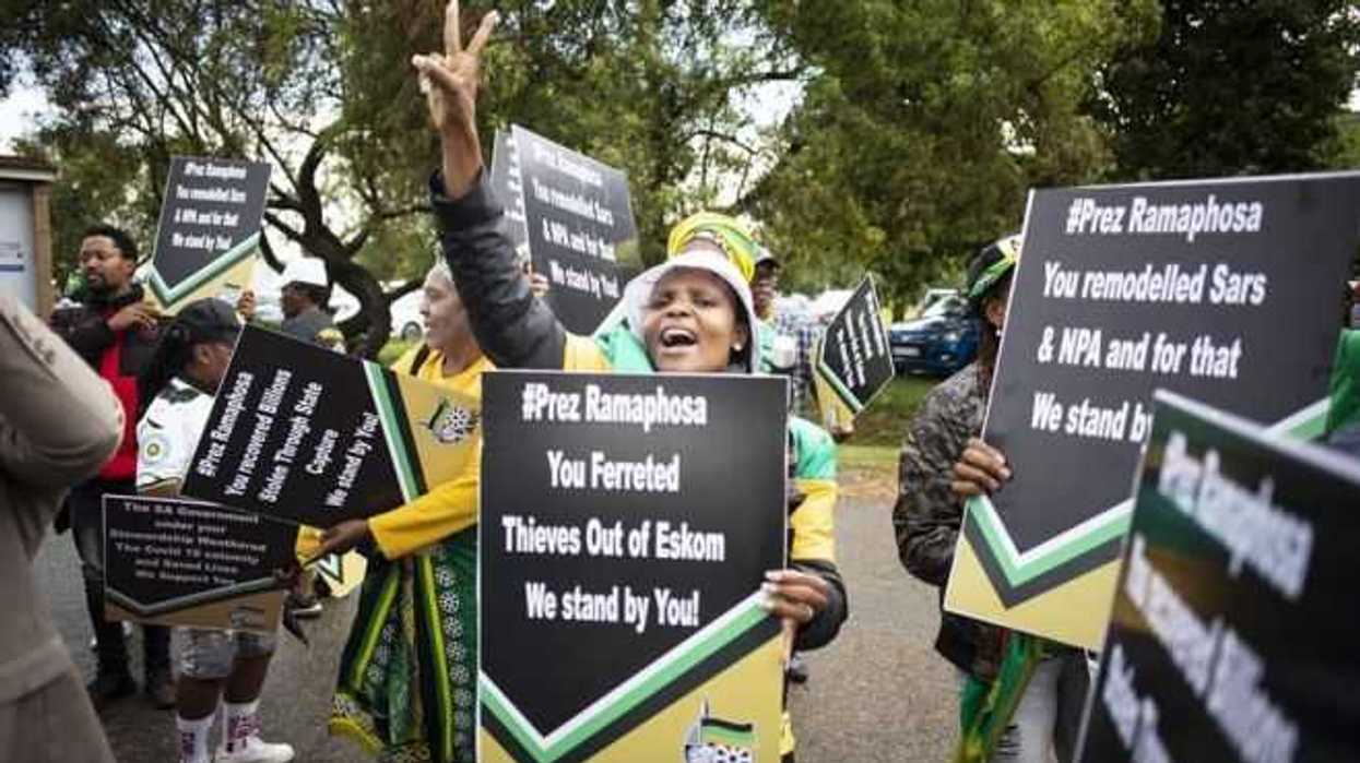 El principal partido de la oposición en Sudáfrica presentó hoy una moción para la disolución de la Asamblea Nacional. EFE/EPA/KIM LUDBROOK.