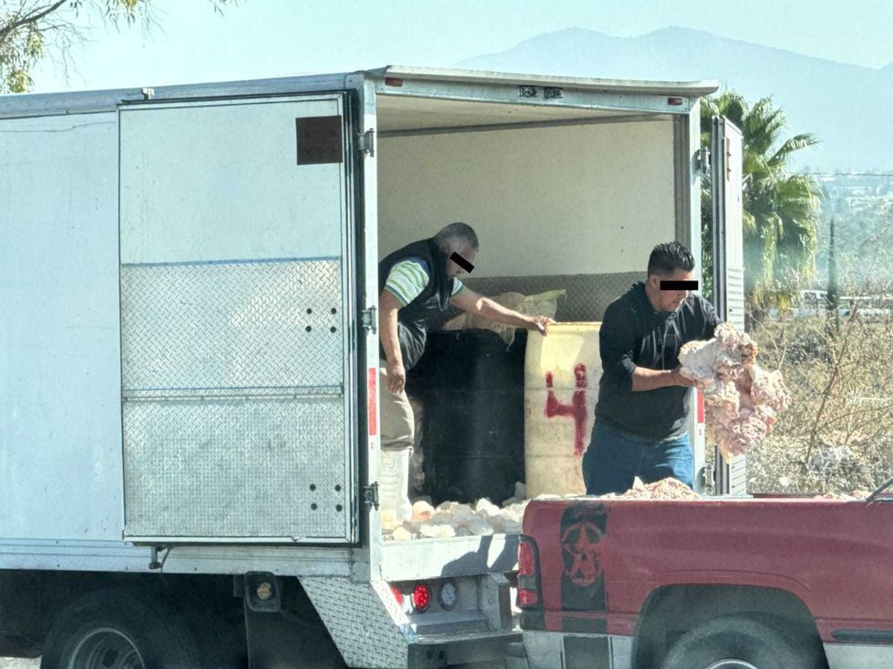 El producto c\u00e1rnico queda expuesto a la intemperie sobre la batea met\u00e1lica, sin recipientes cerrados ni cadena de fr\u00edo, antes de llegar a puestos de v\u00eda p\u00fablica