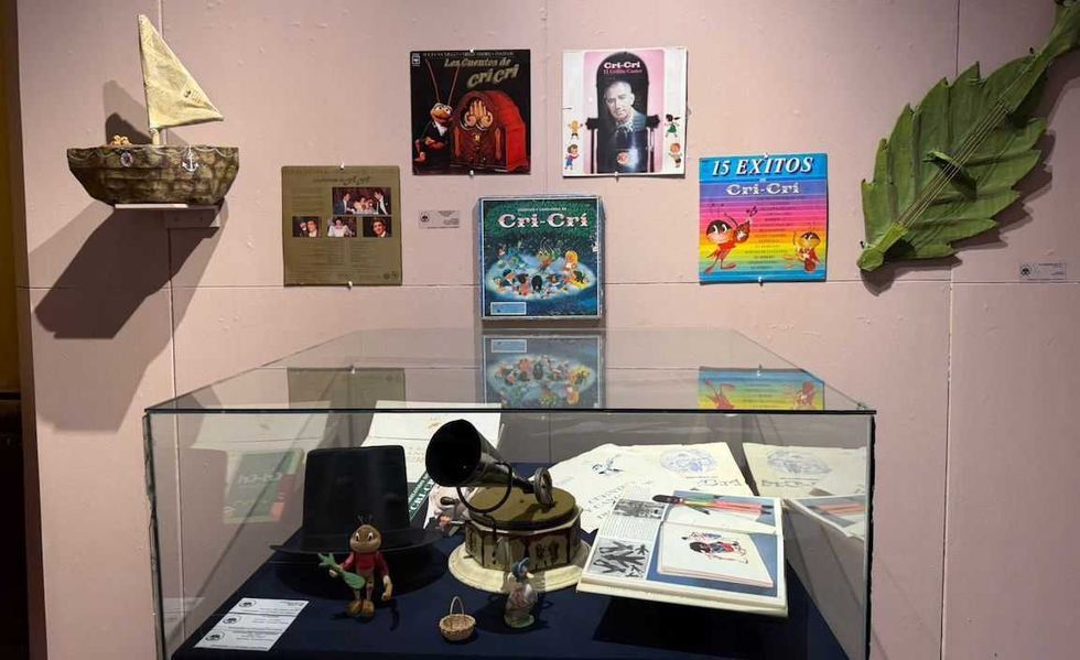 El rector de la UTC, Alberto Lugo Ledesma, recorre las obras de estudiantes de Artes Visuales durante la inauguraci\u00f3n de Novus Orbis.