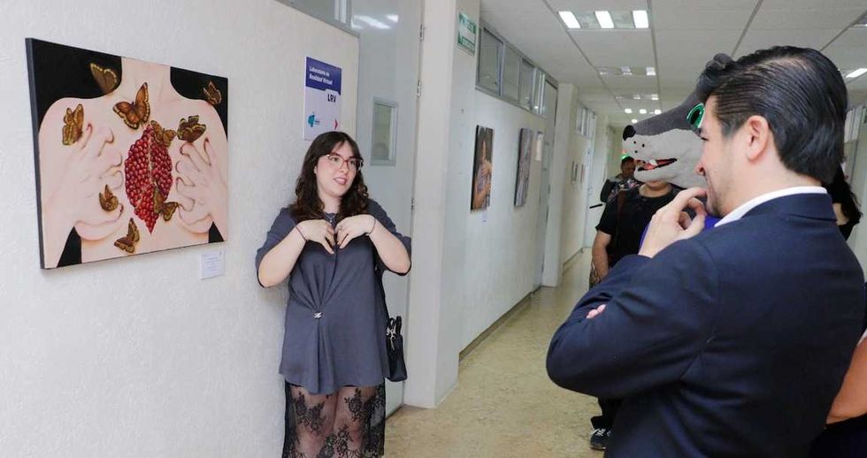 El rector de la UTC, Alberto Lugo Ledesma, recorre las obras de estudiantes de Artes Visuales durante la inauguraci\u00f3n de Novus Orbis.
