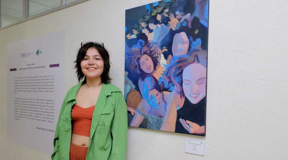 El rector de la UTC, Alberto Lugo Ledesma, recorre las obras de estudiantes de Artes Visuales durante la inauguraci\u00f3n de Novus Orbis.