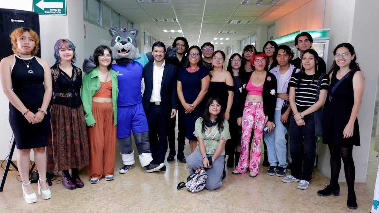 El rector de la UTC, Alberto Lugo Ledesma, recorre las obras de estudiantes de Artes Visuales durante la inauguración de Novus Orbis.