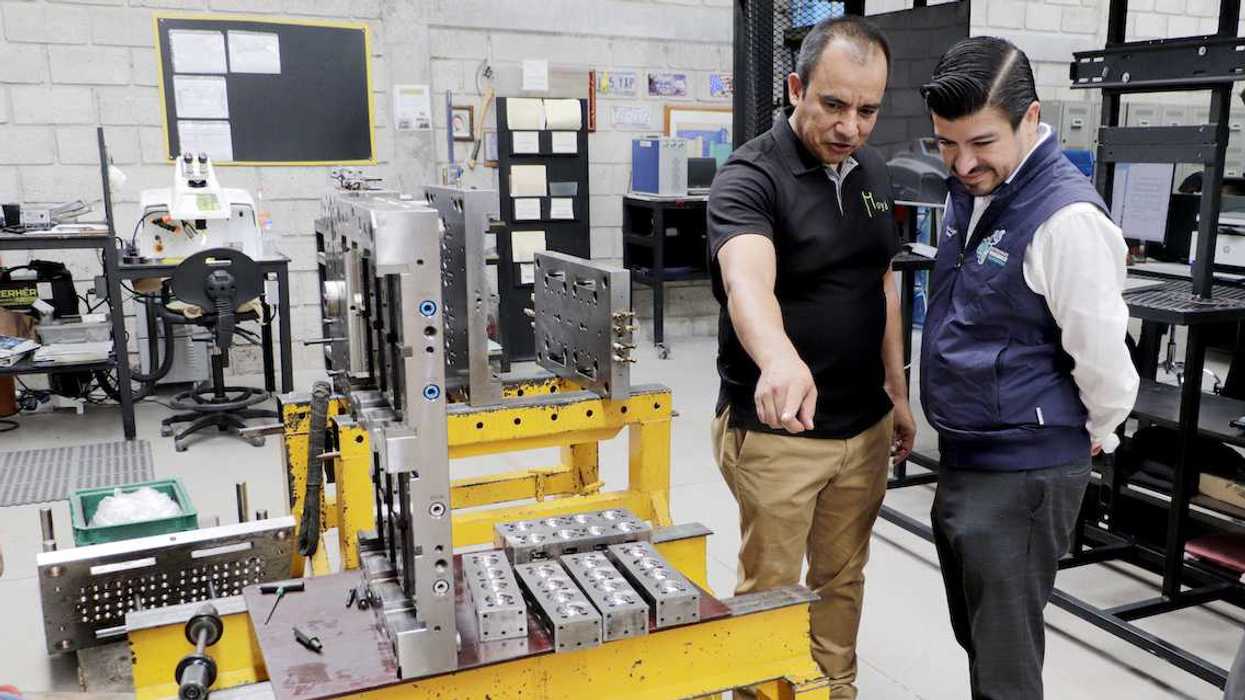 El rector de la UTC, Alberto Lugo Ledesma, y el directivo de Moyá Makers & Team firman el convenio de colaboración.