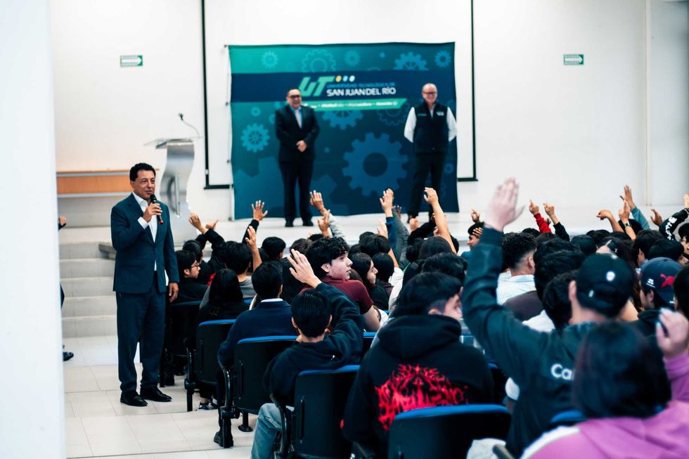 El rector Fernando Ferrusca Ortiz se dirige a estudiantes de la UT San Juan del R\u00edo durante la ceremonia de certificaci\u00f3n en SAP