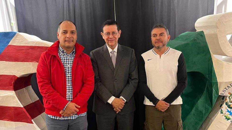 El regidor Oscar Sandoval García durante reunión de coordinación en Laredo, Texas, para organizar el operativo de seguridad de la Caravana del Migrante 2025.