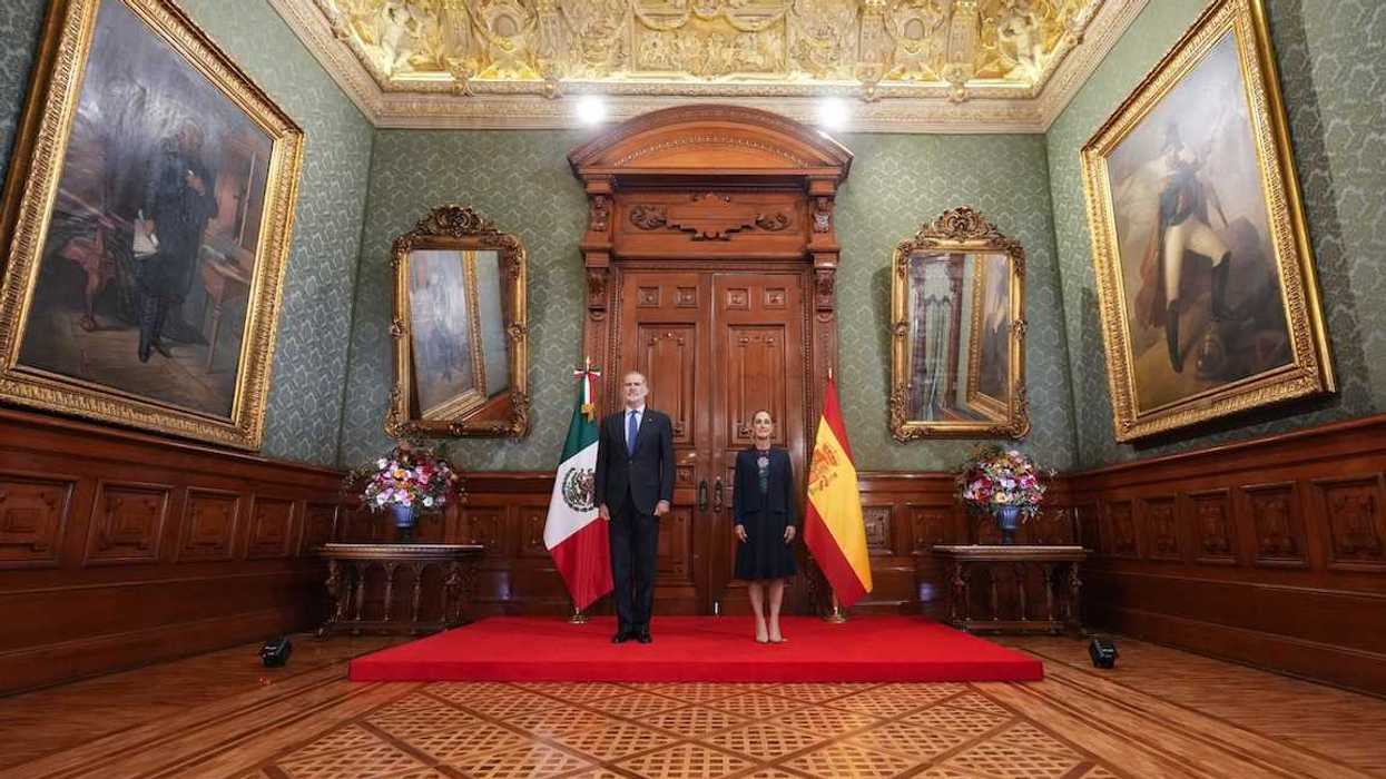 El rey Felipe VI de España y la presidenta Claudia Sheinbaum posan junto a las banderas de México y España en Palacio Nacional.