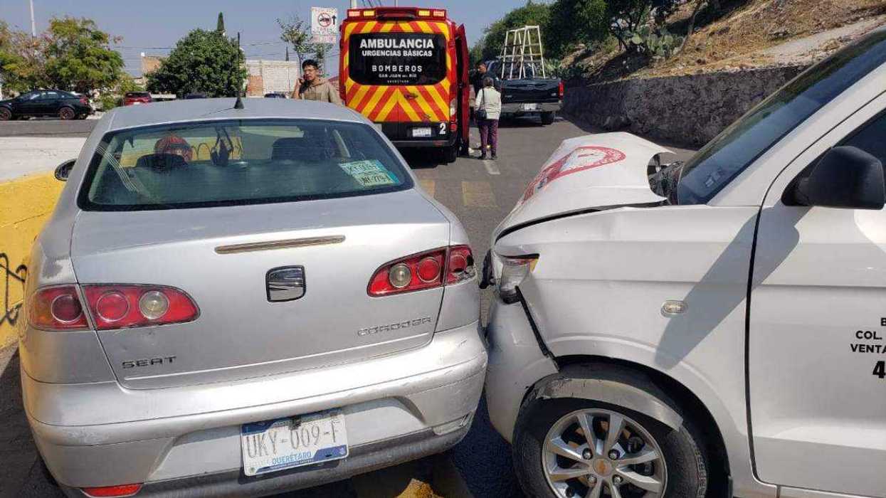 El SEAT Córdoba presentó daños considerables en el costado derecho tras ser impactado por camioneta repartidora en Avenida Tecnológico, cerca del puente ferroviario.