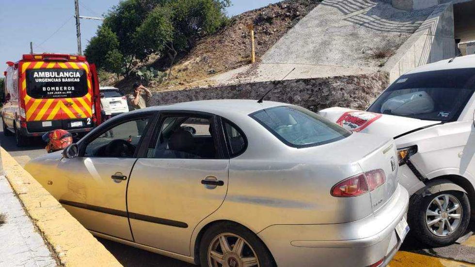 El SEAT Córdoba presentó daños considerables en el costado derecho tras ser impactado por camioneta repartidora en Avenida Tecnológico, cerca del puente ferroviario.