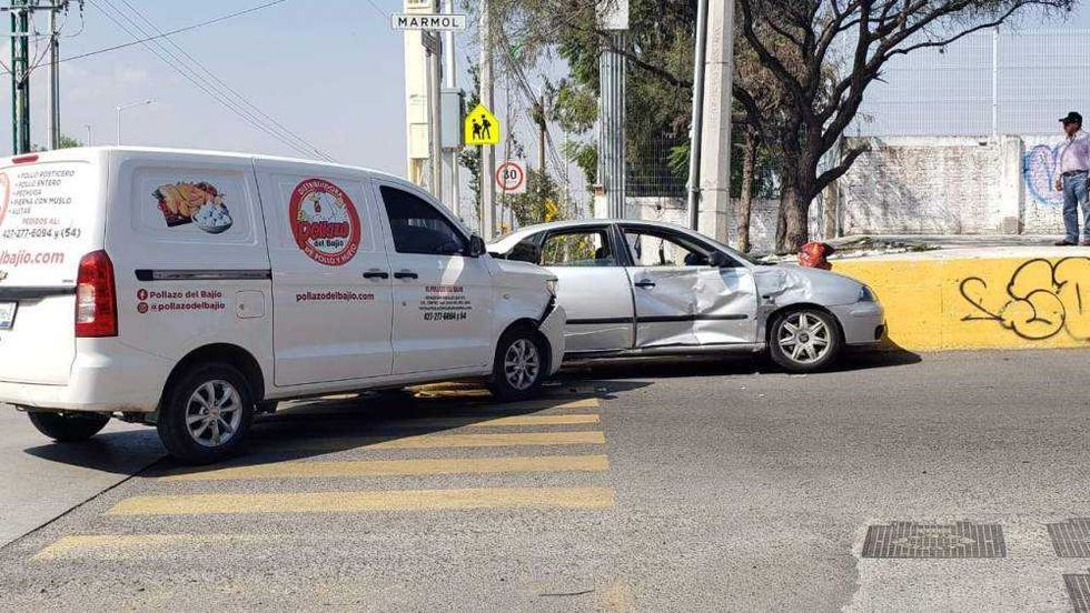 El SEAT Córdoba presentó daños considerables en el costado derecho tras ser impactado por camioneta repartidora en Avenida Tecnológico, cerca del puente ferroviario.