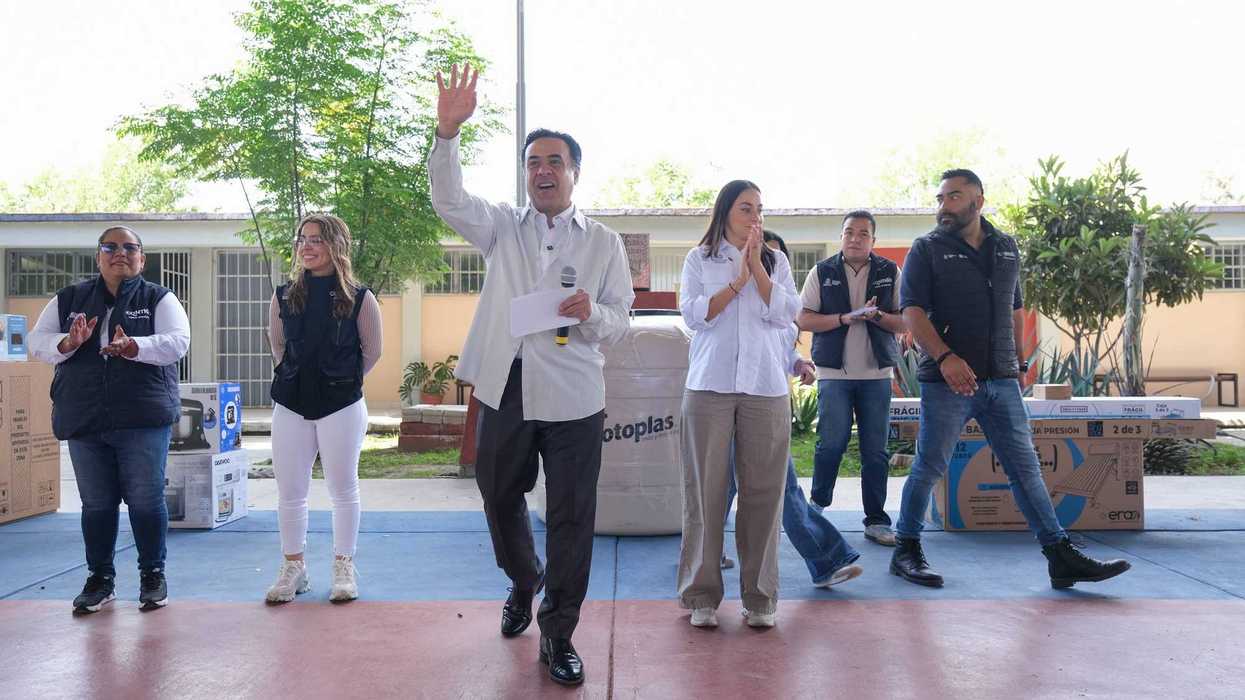El secretario de Desarrollo Social entrega un apoyo a una beneficiaria del programa en San Rafael, Corregidora