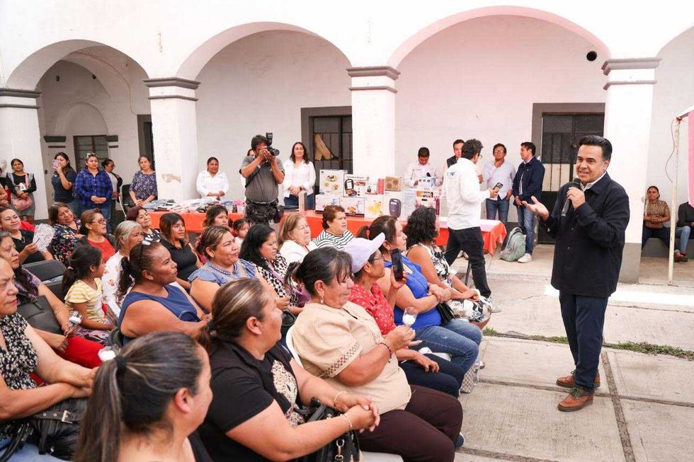 El secretario de Desarrollo Social Luis Nava convive con mam\u00e1s comerciantes del Centro Hist\u00f3rico de San Juan del R\u00edo
