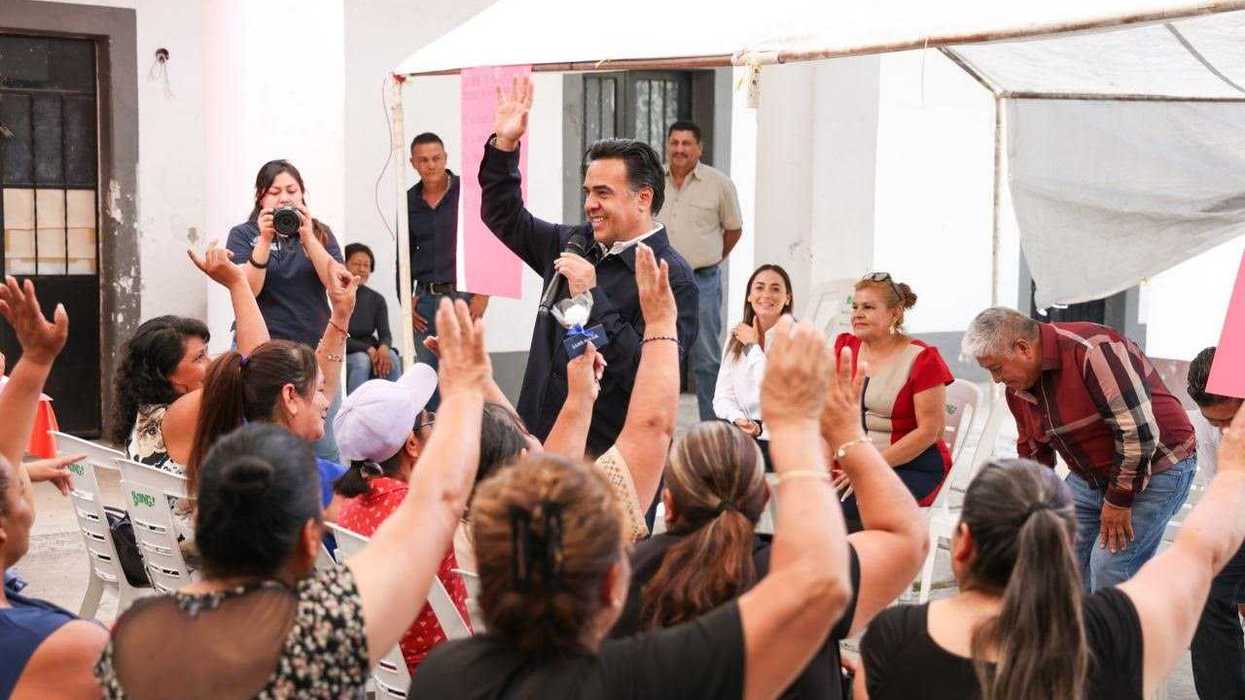 El secretario de Desarrollo Social Luis Nava convive con mamás comerciantes del Centro Histórico de San Juan del Río