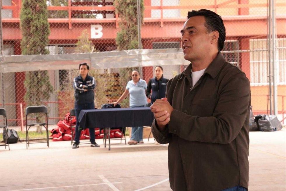 El secretario de Desarrollo Social, Luis Nava, durante la capacitaci\u00f3n de Promotores de la Paz en primeros auxilios en Tequisquiapan