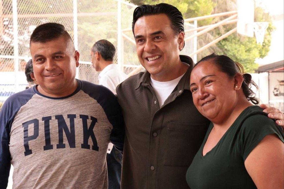 El secretario de Desarrollo Social, Luis Nava, durante la capacitaci\u00f3n de Promotores de la Paz en primeros auxilios en Tequisquiapan