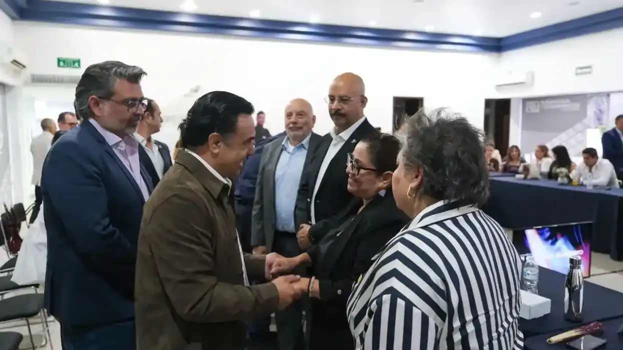 El secretario de Desarrollo Social, Luis Nava, saluda a integrantes de la CANACO en el encuentro sobre desarrollo social en Querétaro.