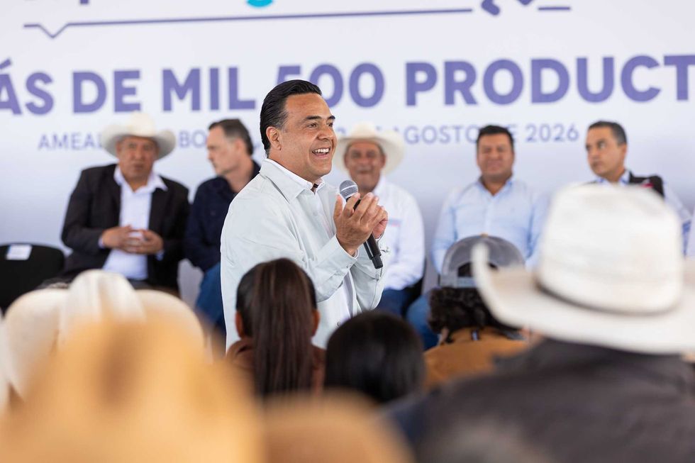 El secretario de Desarrollo Social, Luis Nava, se dirige a los productores beneficiados durante el arranque del programa Apoyo al Campo Queretano en Amealco de Bonfil el 3 de agosto de 2026.