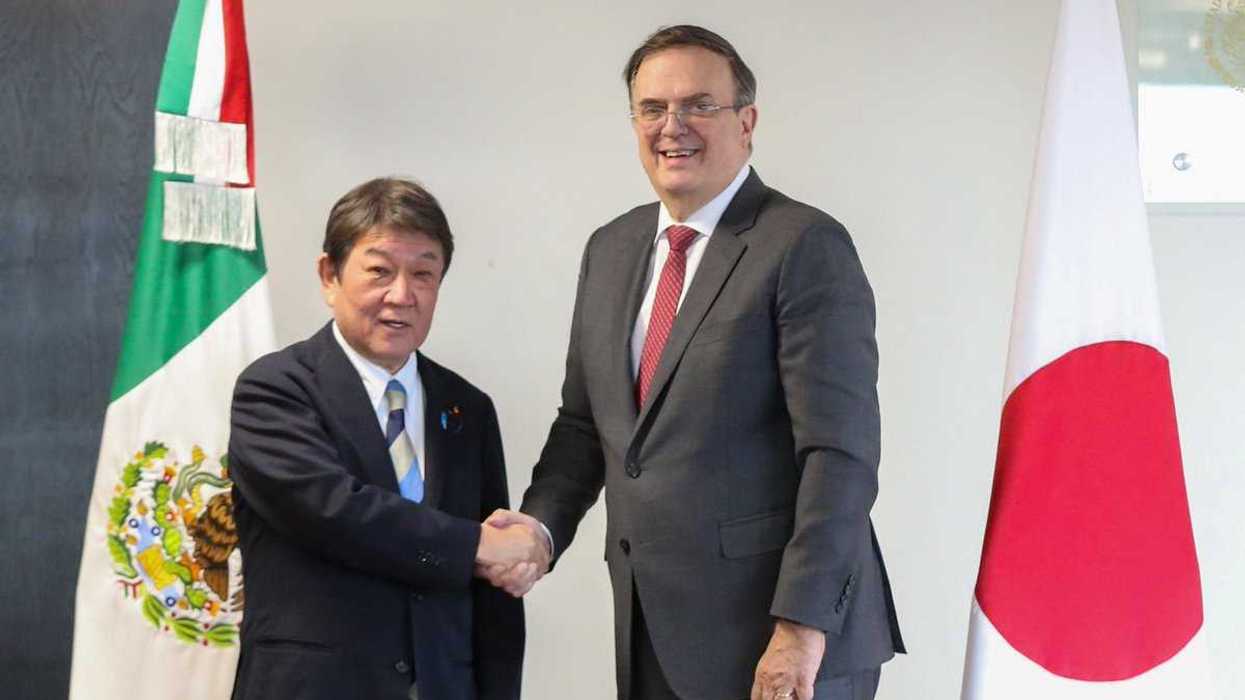 El secretario de Economía, Marcelo Ebrard, estrecha la mano del ministro de Asuntos Exteriores de Japón, Toshimitsu Motegi, ante las banderas de México y Japón en la Secretaría de Economía