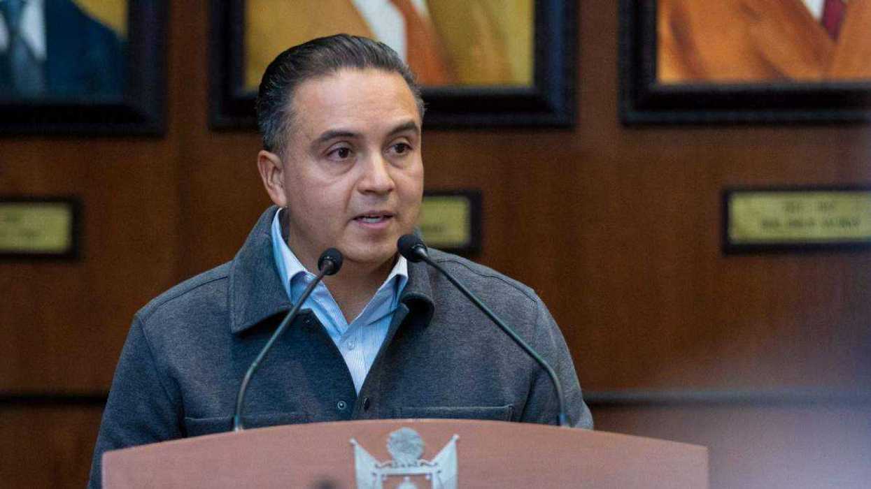 El secretario de Gobierno de Querétaro, Eric Gudiño, supervisa los preparativos para la caravana migrante que regresa al país durante las fiestas decembrinas.